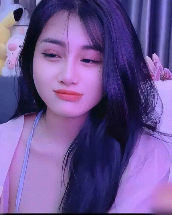 Anna Gấu Hot girl áo dài