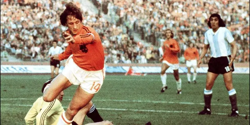 Johan Cruyff cùng đồng đội tại Ajax trong thời kỳ hoàng kim của bóng đá