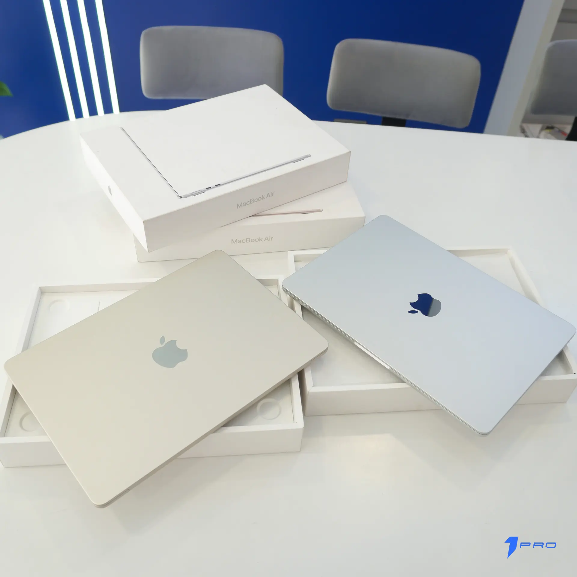 Cận cảnh thiết kế siêu mỏng của Macbook Air trên bàn làm việc