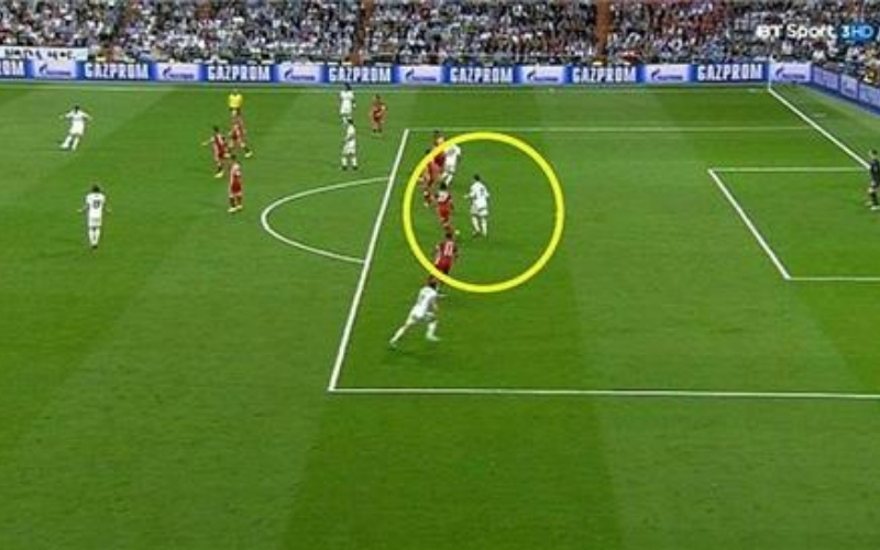 Bẫy Việt Vị (Offside Trap) là gì? Chiến thuật phòng ngự mạo hiểm mà hiệu quả.