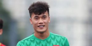 Bùi Tiến Dũng trên sân tập cùng đồng đội