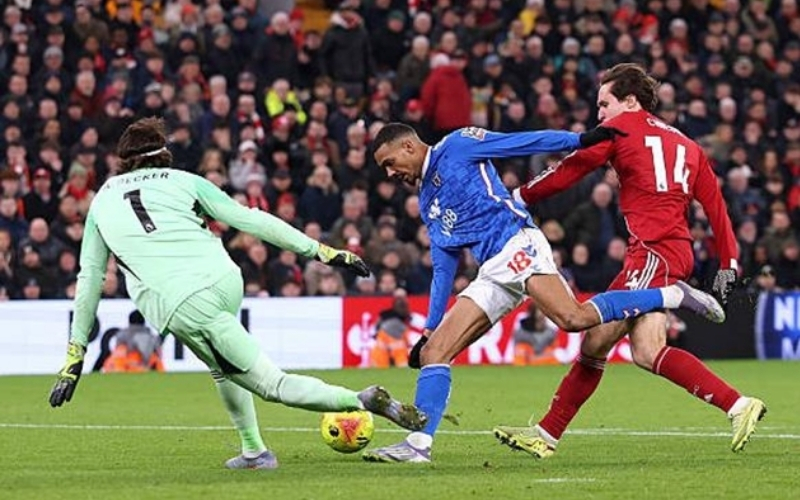 Florian Wirtz tỏa sáng cứu Liverpool