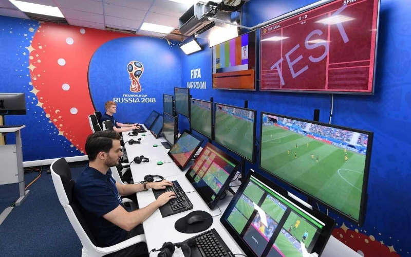 Hệ thống VAR là gì? Cách vận hành và tranh cãi trong bóng đá.