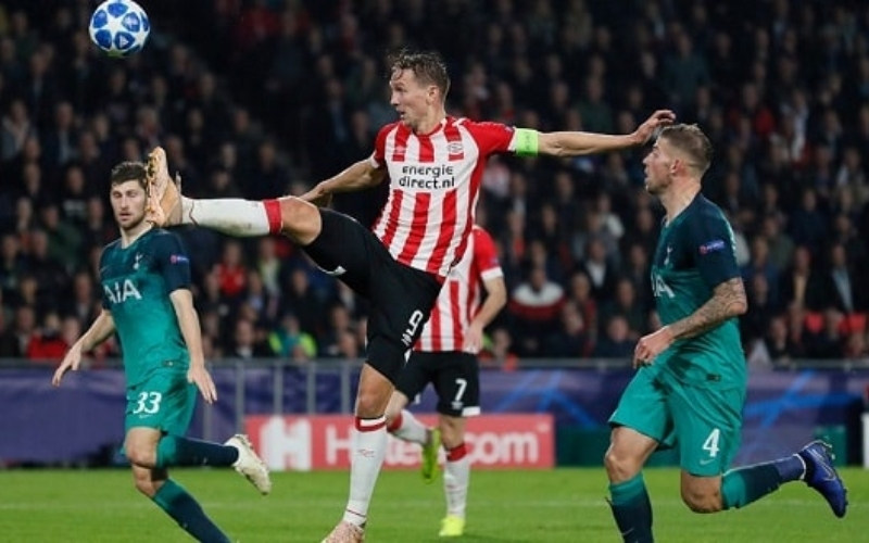 PSV Eindhoven gặp kháng cự mạnh khi đối đầu đội đang thăng hoa