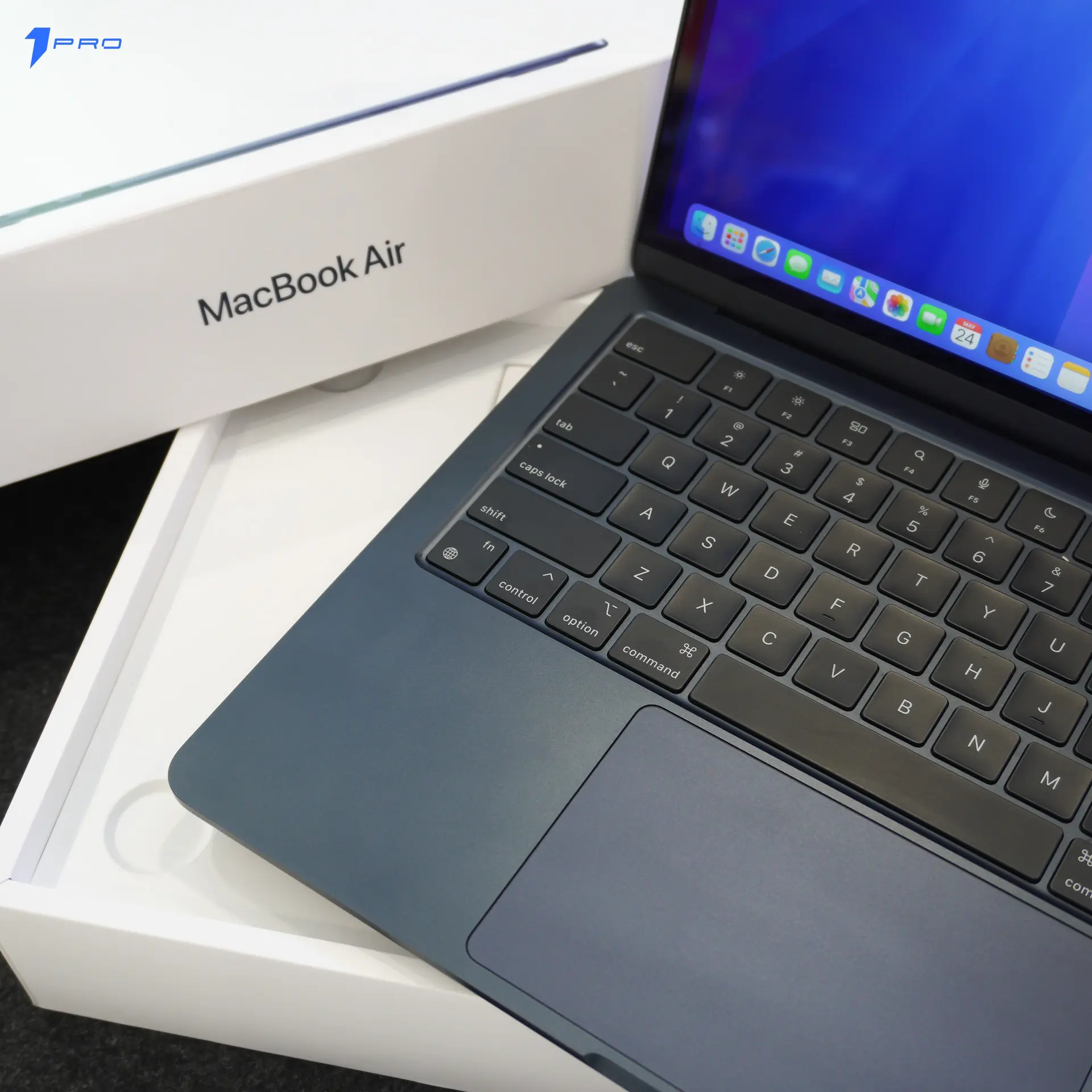 Macbook Air M2 trong môi trường làm việc hàng ngày