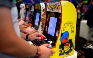 Sự dịch chuyển từ bàn chơi truyền thống sang các máy trò chơi điện tử (Slot Machine).