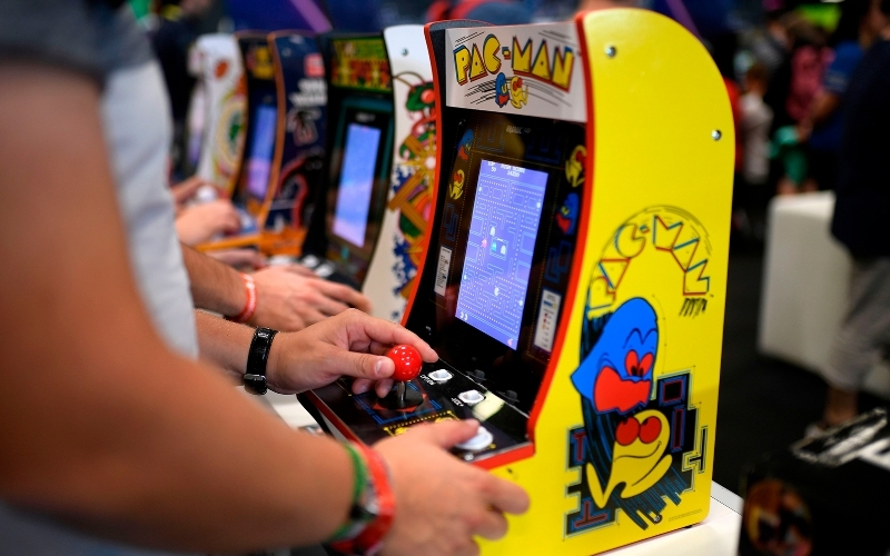 Sự dịch chuyển từ bàn chơi truyền thống sang các máy trò chơi điện tử (Slot Machine).