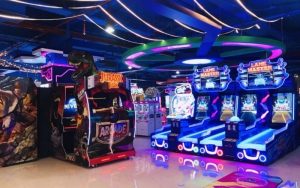 Người chơi trải nghiệm game giải trí số tại trung tâm