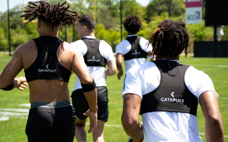 Cách công nghệ cảm biến áo thi đấu theo dõi nhịp sinh học vận động viên.