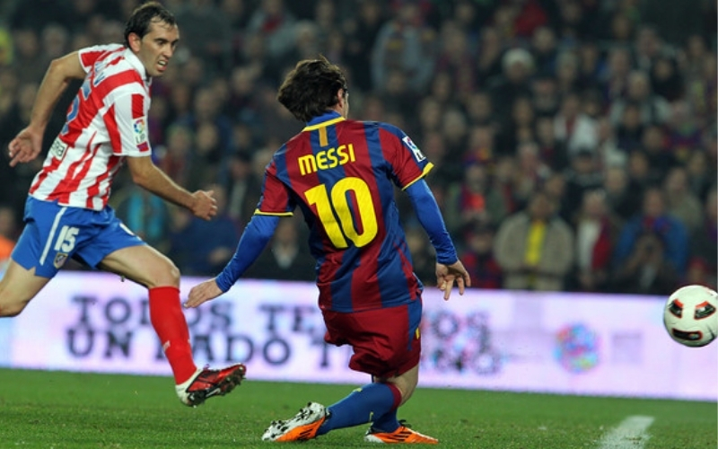 Vai trò tiền đạo lùi (Deep-lying Forward) trong liên kết lối chơi.